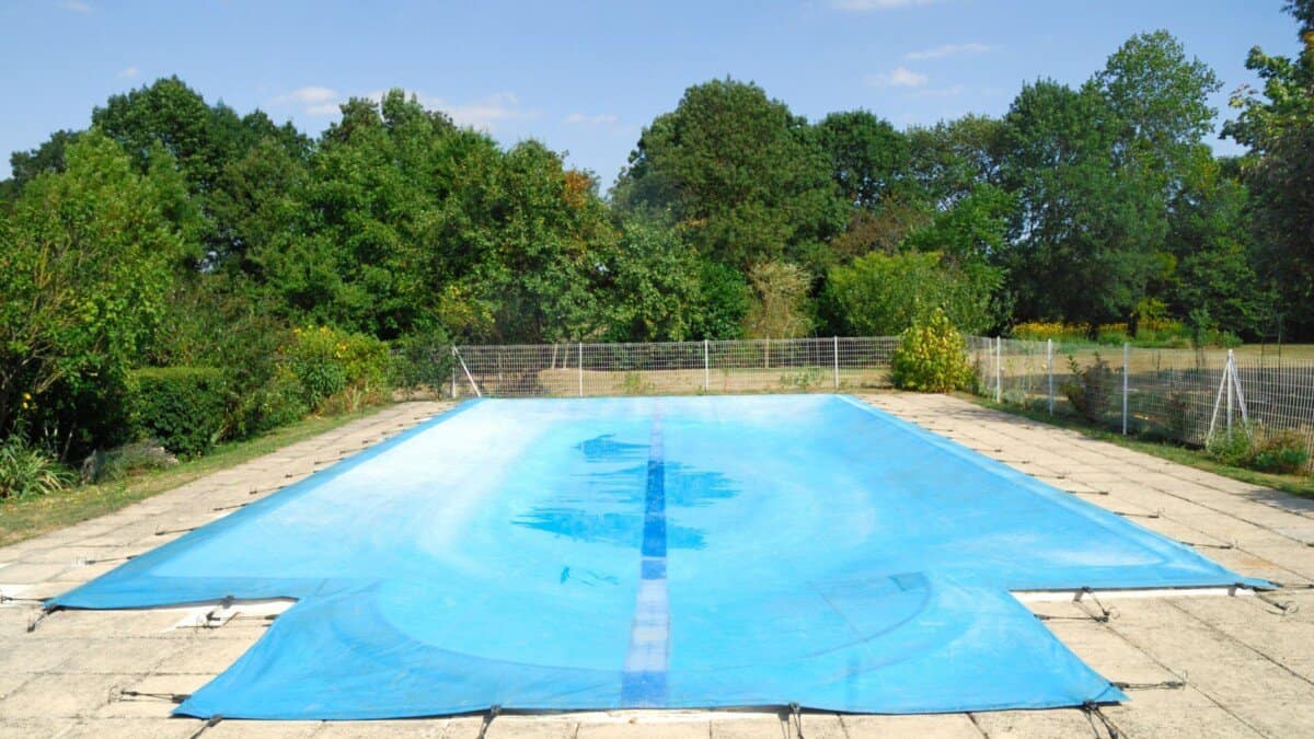 Picture of a pool safety cover.